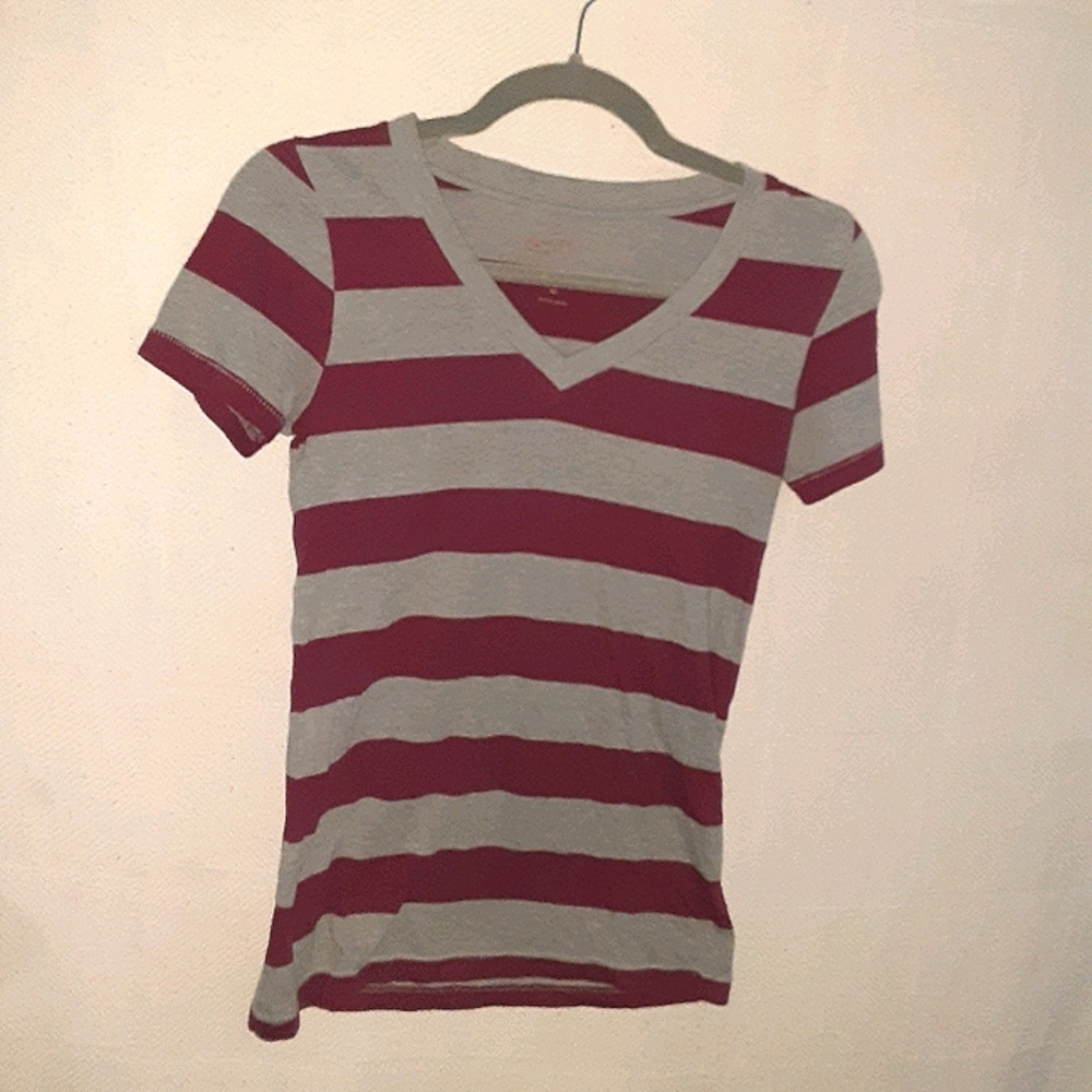 Arizona Jean Company Short Sleeve V Neck; Small